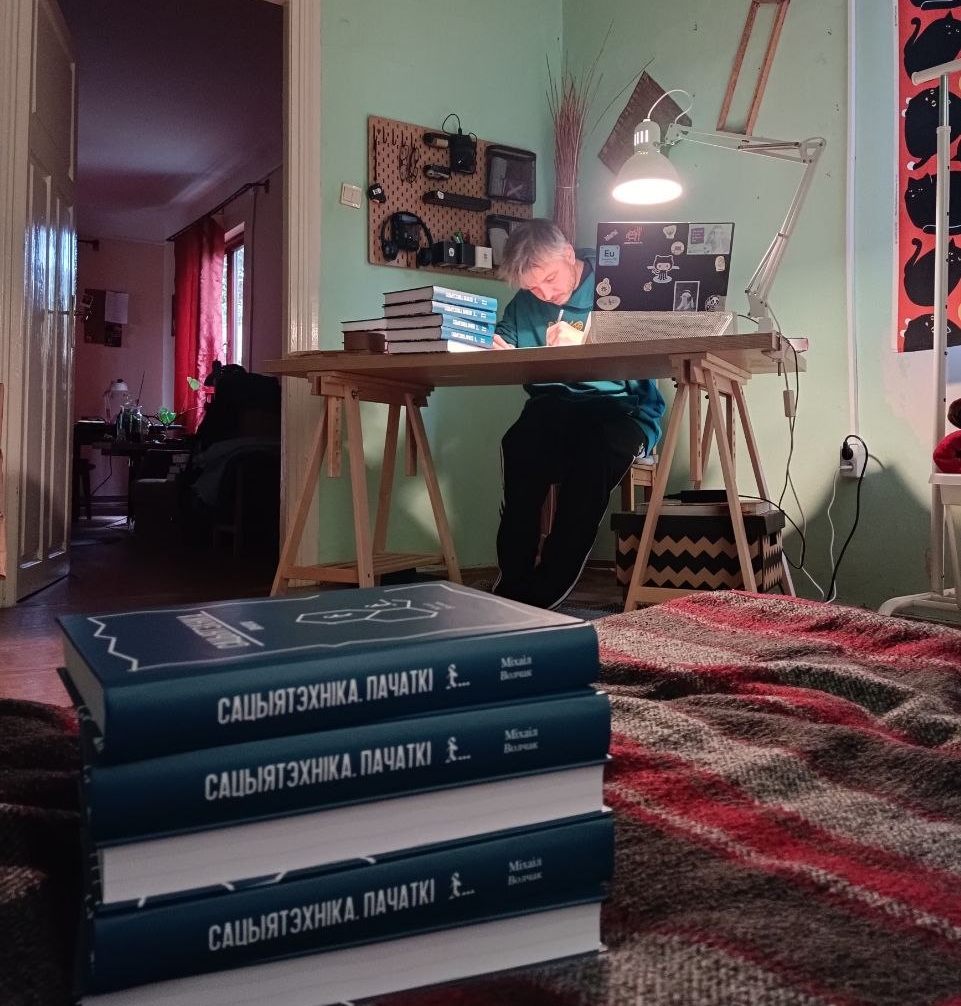 Падпісваю замоўленыя кнігі.