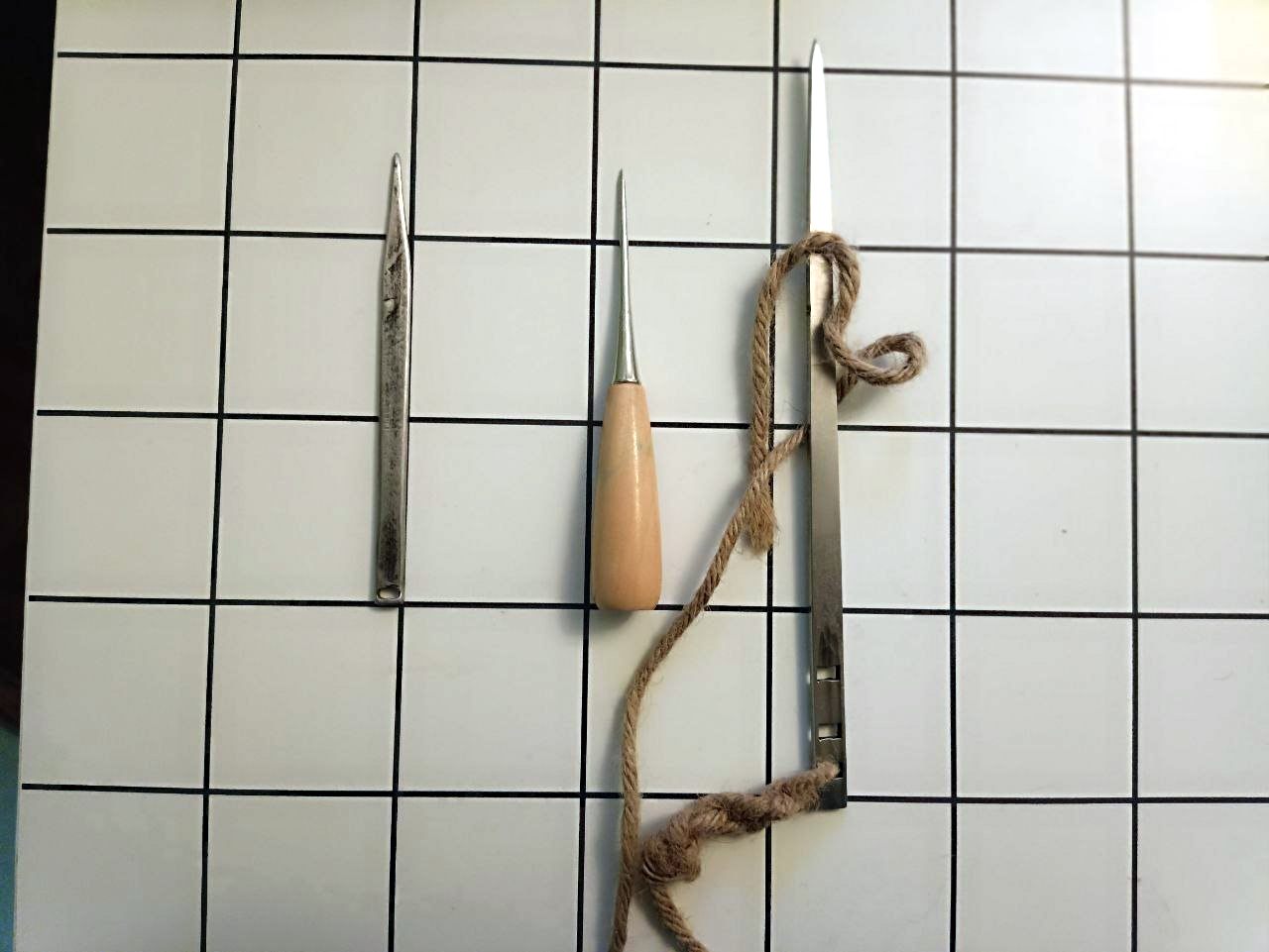 Галансдкая ігла зправа. Пасярэдзіне шыла для абутку (найчасцей карыстаюся ім). Злева мая першая ігла.