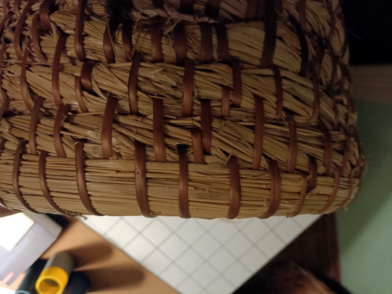 Вось так выраўніваецца апошняя каса кушкі. Без паваротаў саломы, толькі згінанне па дыяметру і агінанне верхняй касы